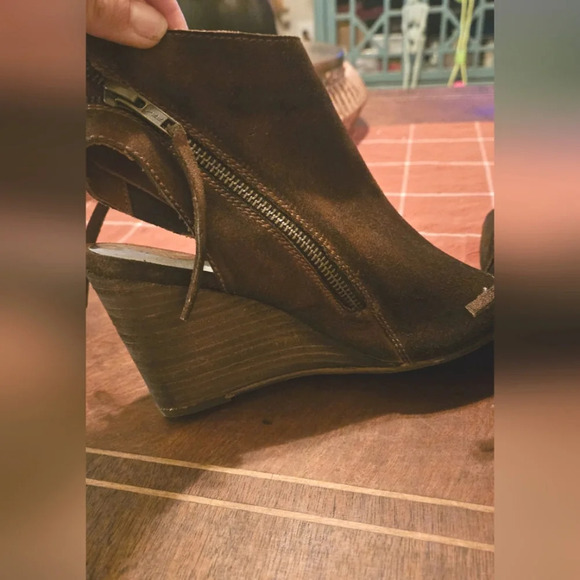 Women DIBA In Between wedge leather heel in  CHESTNUT. Size 6